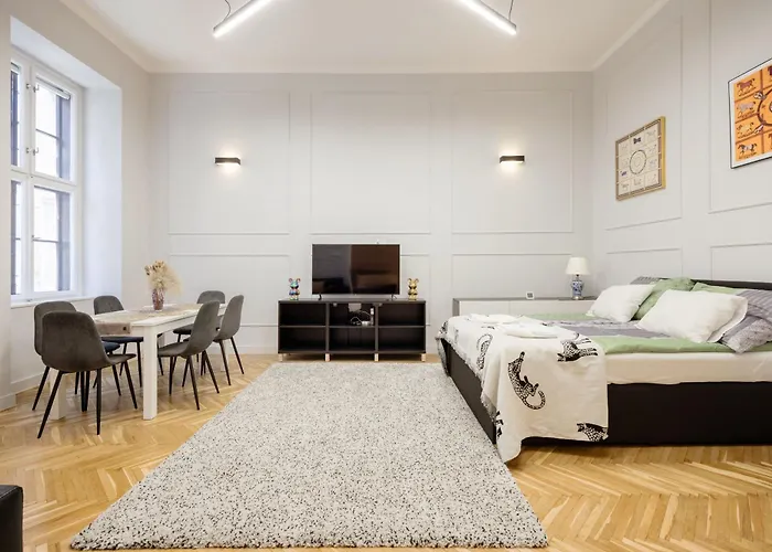 W - - Stylish Design - Sleeps 6 * Budapest