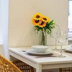 W - - Stylish Design - Sleeps 6 *