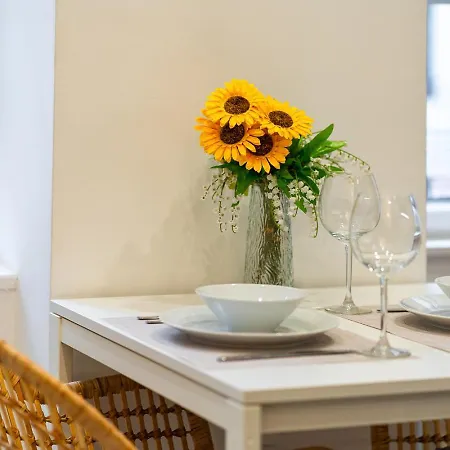 W - - Stylish Design - Sleeps 6 *