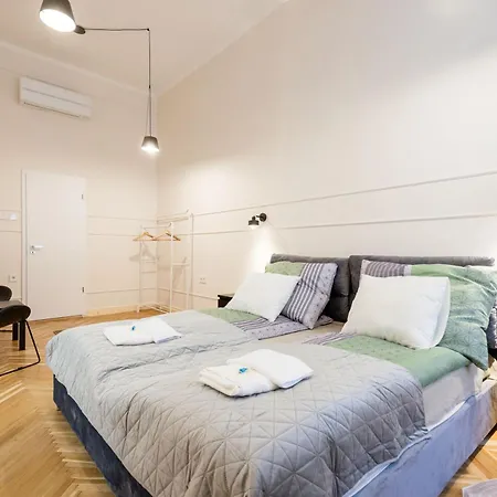 W - - Stylish Design - Sleeps 6 부다페스트