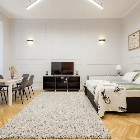 W - - Stylish Design - Sleeps 6 * 부다페스트