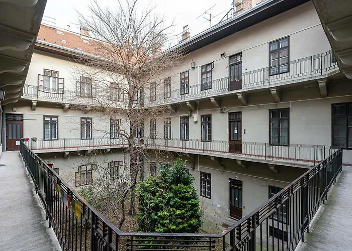 W - - Stylish Design - Sleeps 6 * Budapest