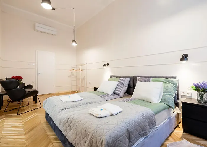 W - - Stylish Design - Sleeps 6 Budapest